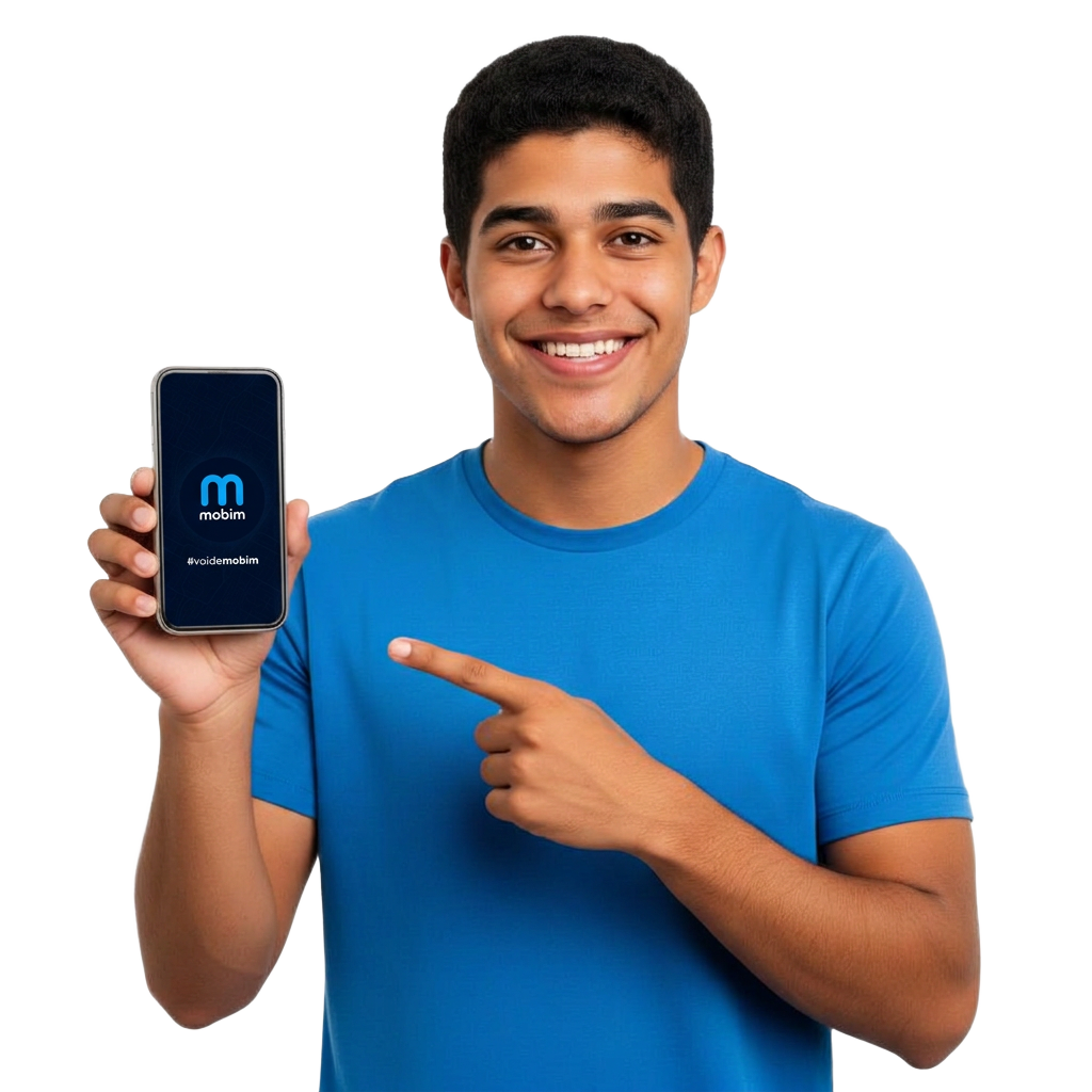 Usuário do app Mobim segurando celular